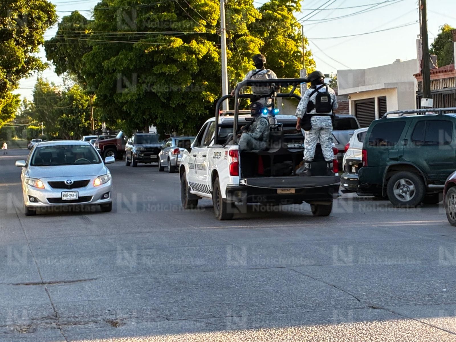 con el ruido de las balas despertaron en el fraccionamiento los naranjos en los mochis