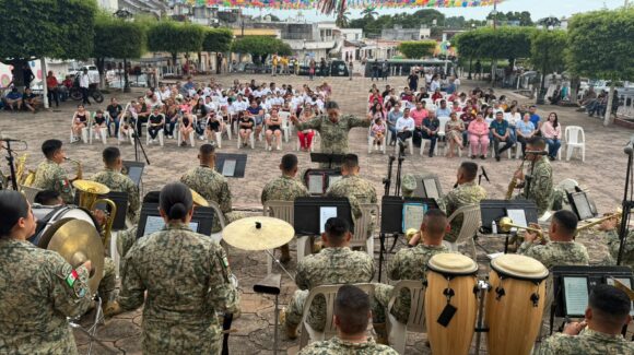 Rosarenses ‘sacan la polilla’, al ritmo de la Banda de Música de la III Región Militar de Mazatlán, Sinaloa