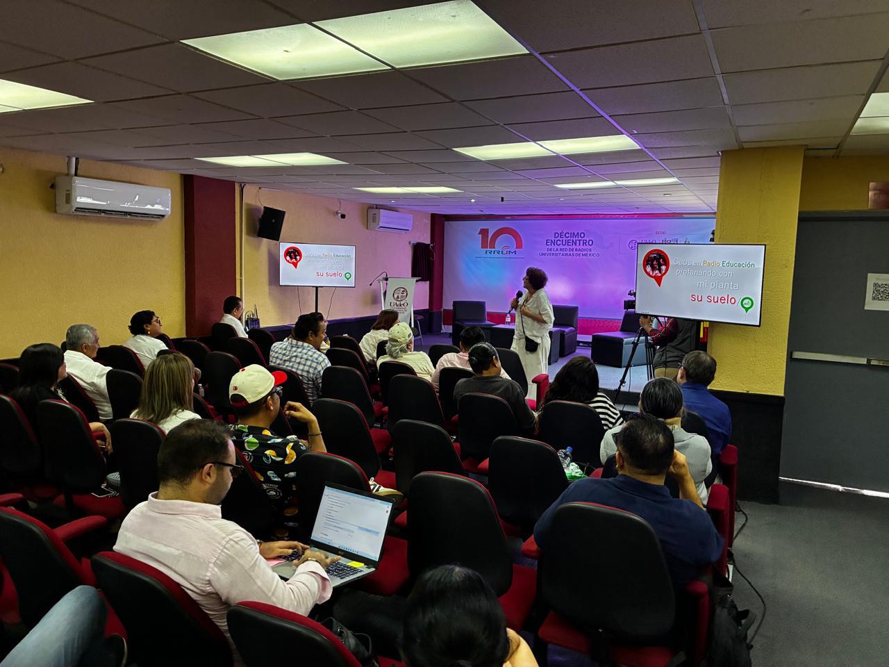 Conferencia de Fernanda Tapia en Mazatlán