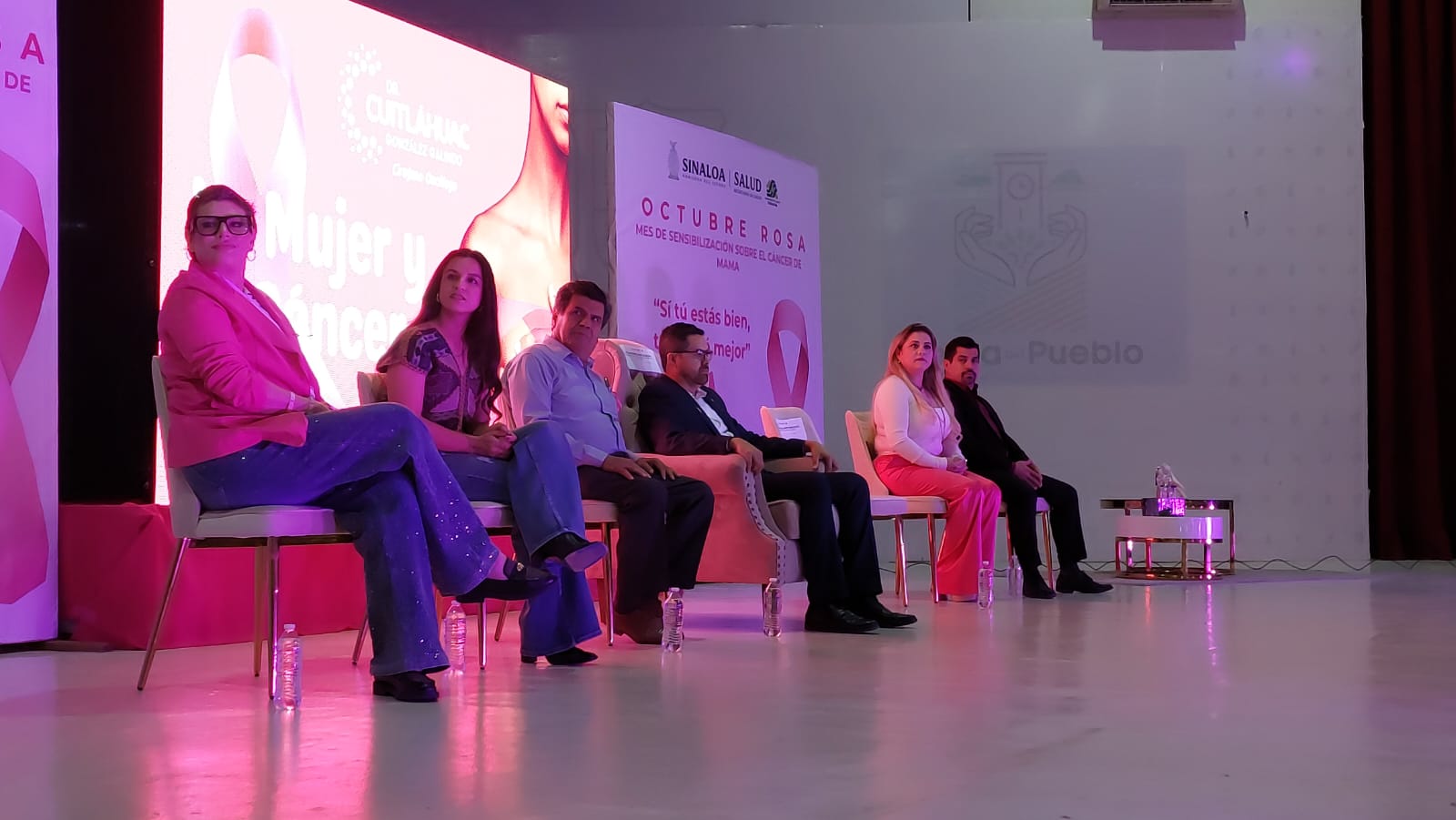 Conferencia sobre el cáncer en mujeres en Guamúchil
