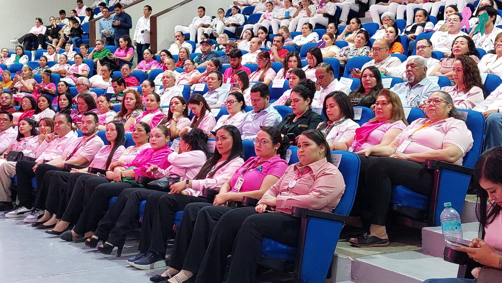 Conferencia sobre el cáncer en mujeres en Guamúchil
