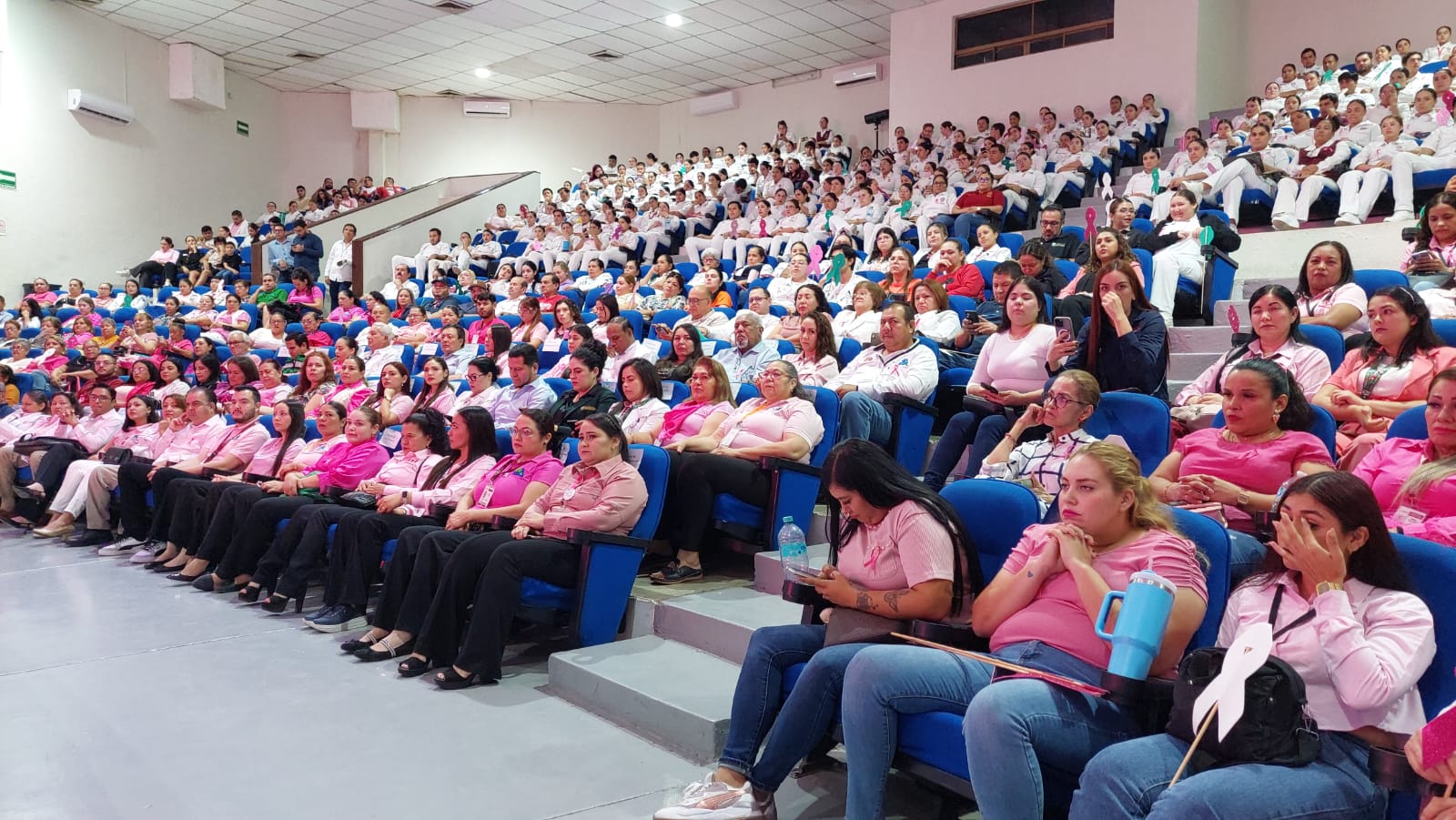 Conferencia sobre el cáncer en mujeres en Guamúchil