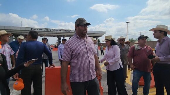 Confrontación entre productores y traileros deja tensión en bloqueo de Cuatro Caminos, Guasave, Sinaloa