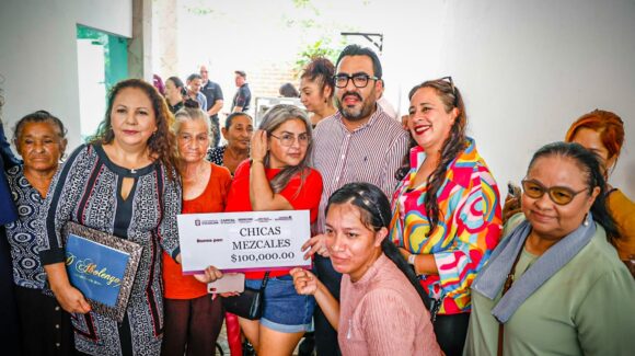 Gámez Mendívil entrega crédito de 100 mil pesos a mujeres emprendedoras de Los Mezcales, en Culiacán, Sinaloa