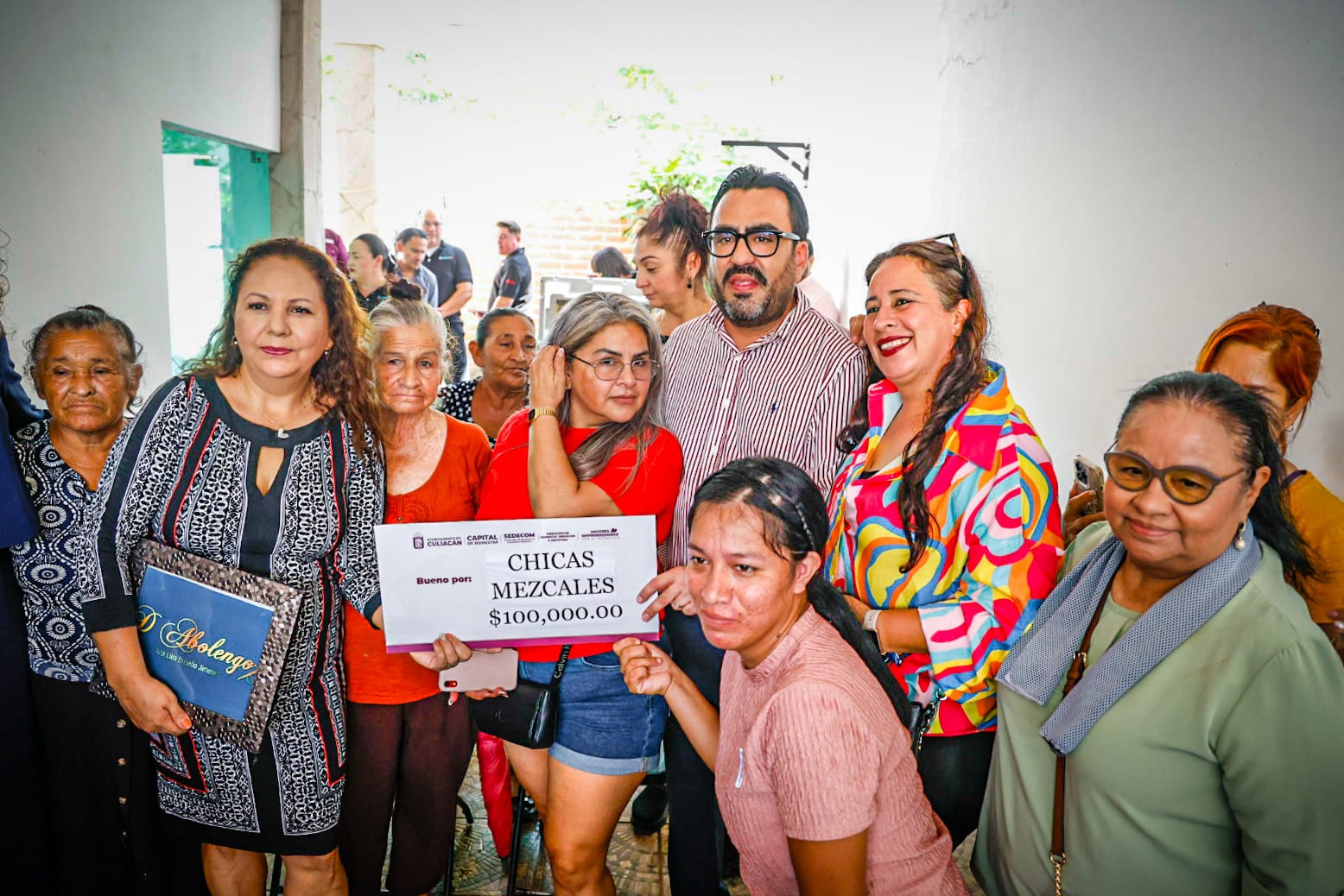Gámez Mendívil entrega crédito de 100 mil pesos a mujeres emprendedoras de Los Mezcales