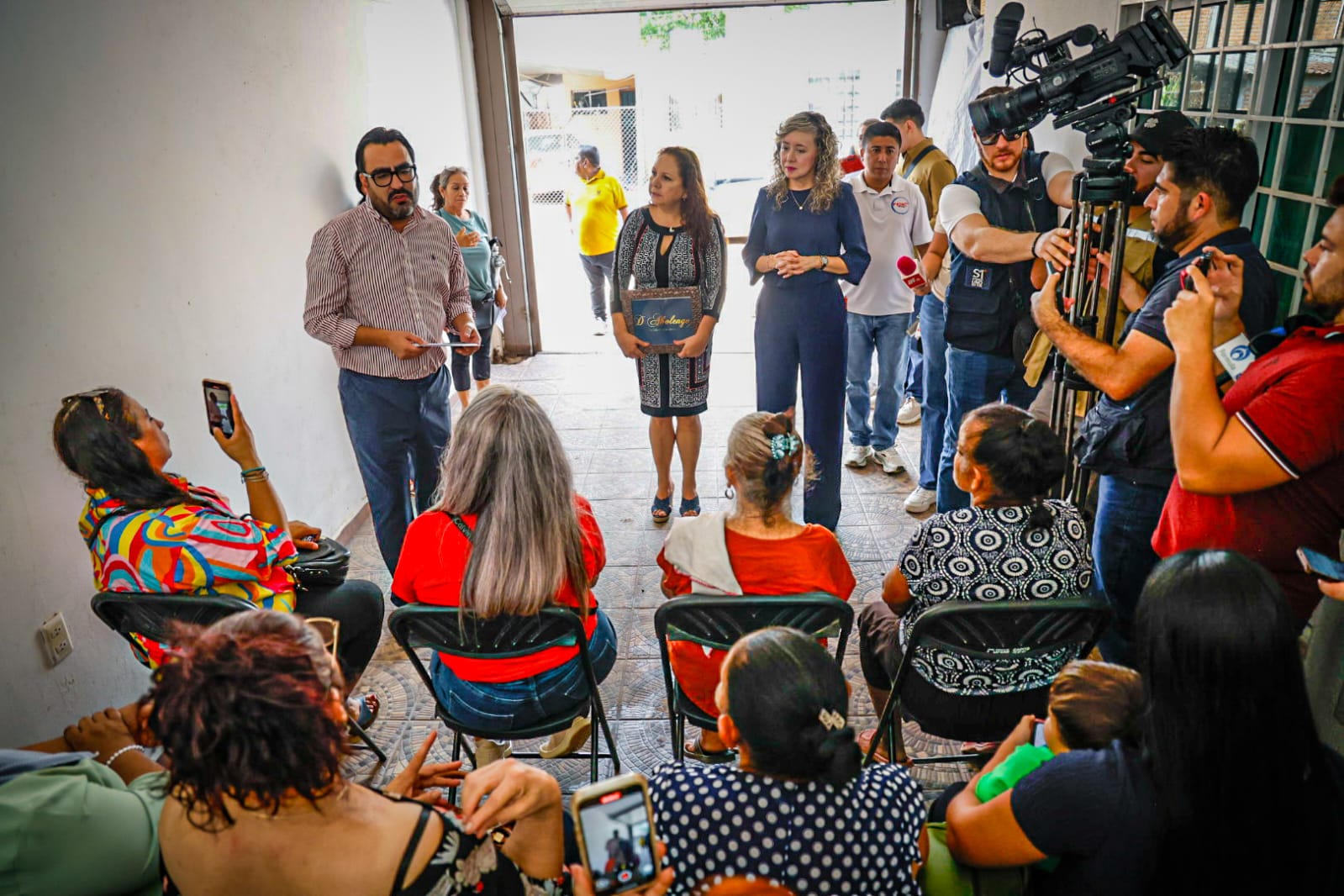 Gámez Mendívil entrega crédito de 100 mil pesos a mujeres emprendedoras de Los Mezcales