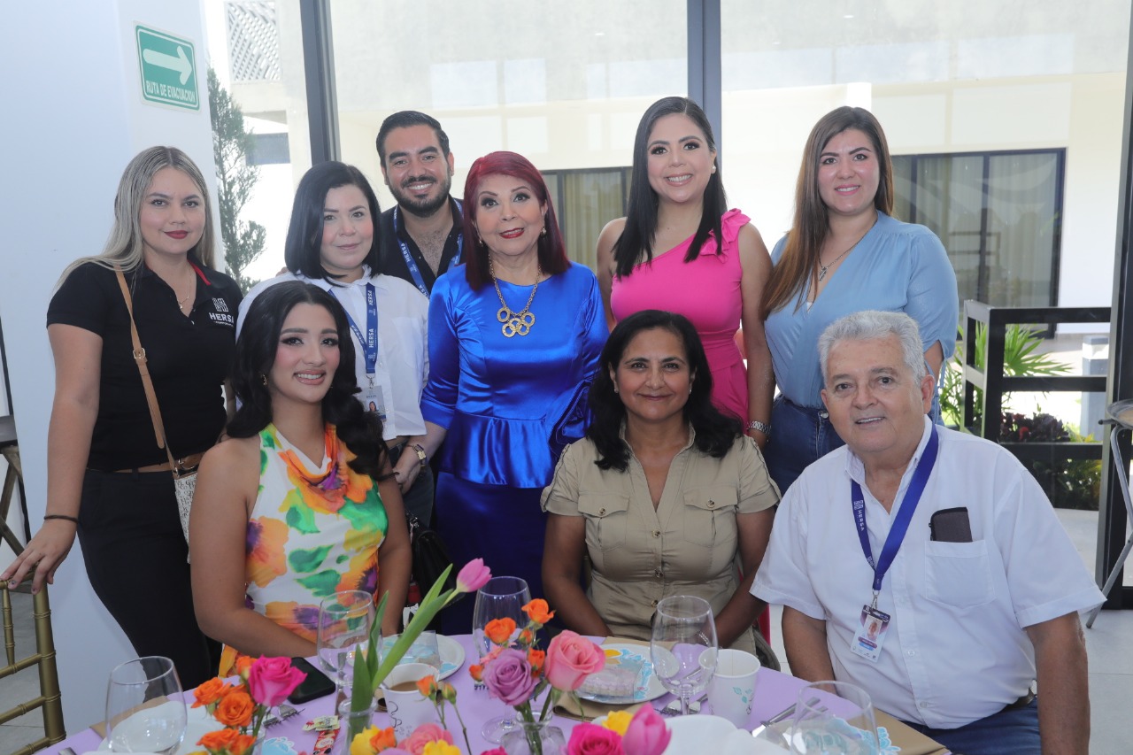 Hersa Corporativo celebra el cumpleaños de la señora Carmelita Salazar