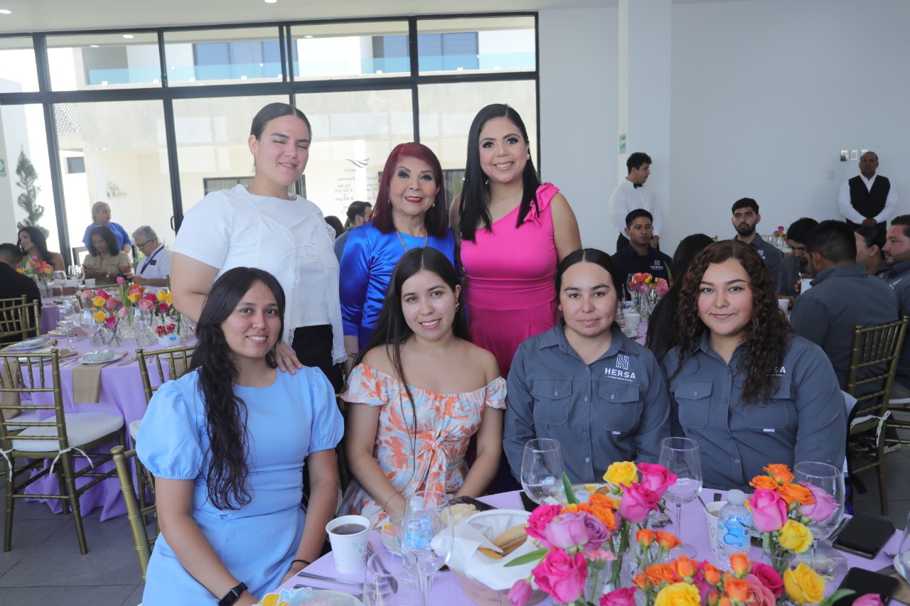 Hersa Corporativo celebra el cumpleaños de la señora Carmelita Salazar