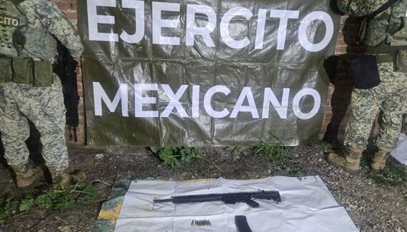Decomisan 5 drones, 3 artefactos explosivos y armas largas en campamentos en Huixiopa y Bacacoragua, Badiraguato, Sinaloa