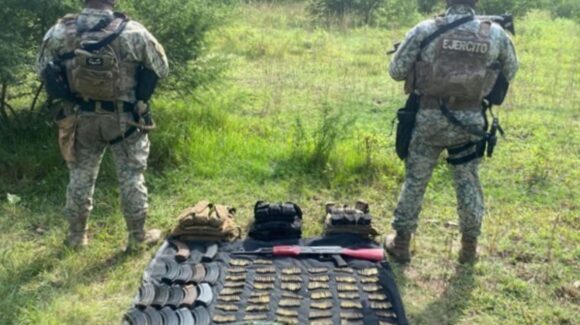 En Paredones, Culiacán, Sinaloa, aseguran un arma larga, cartuchos y cargadores