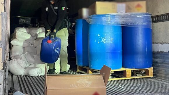 ¡Llevaba toneladas de precursores químicos! En Durango, detienen a conductor de tractocamión