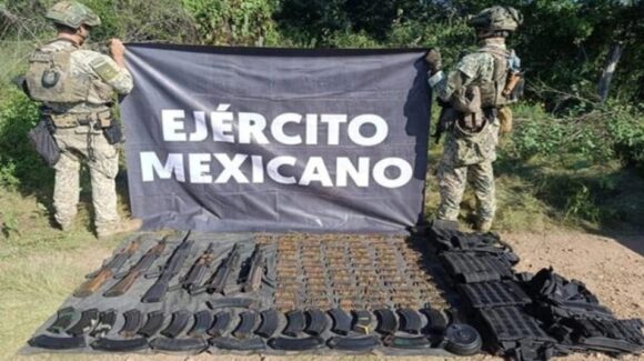 Un campamento, 13 artefactos explosivos, armas, cartuchos y equipo táctico, fue asegurado en Tepuche, Culiacán