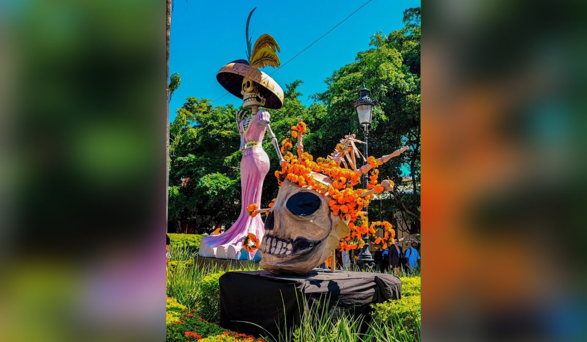 Decoración de Día de Muertos en la Plazuela Machado de Mazatlán, Sin