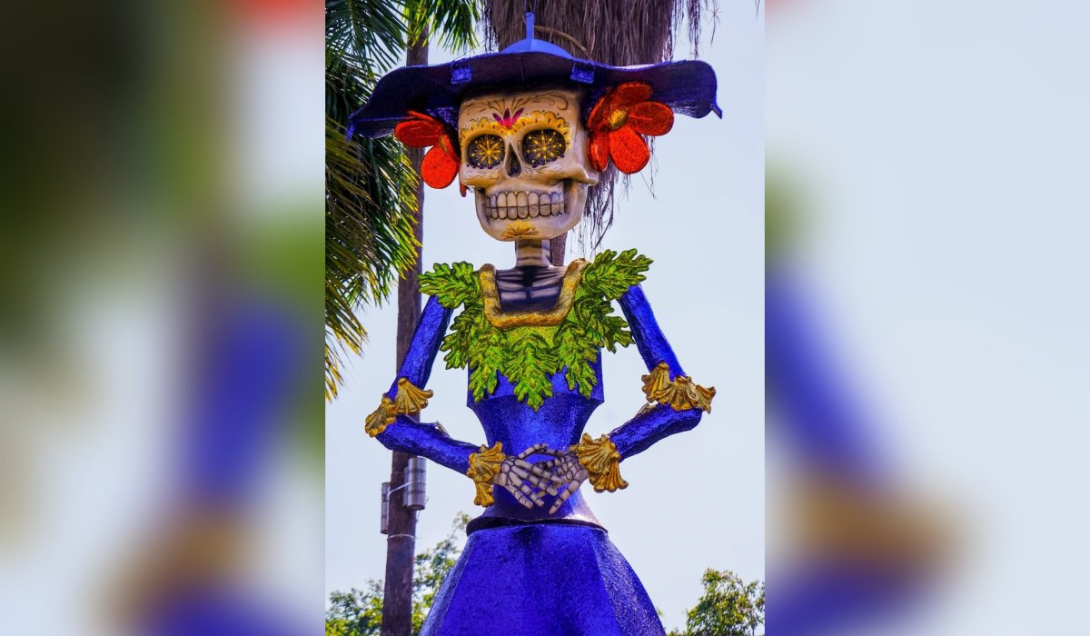 Decoración de Día de Muertos en la Plazuela Machado de Mazatlán, Sin