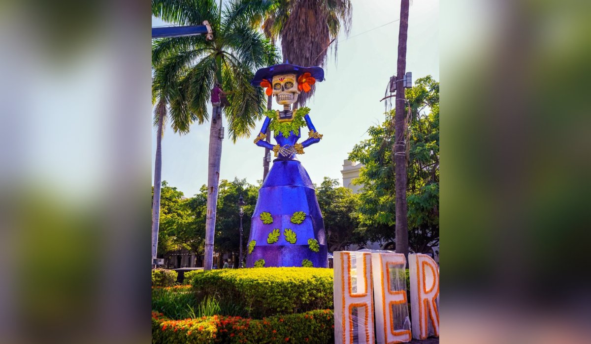 Decoración de Día de Muertos en la Plazuela Machado de Mazatlán, Sin