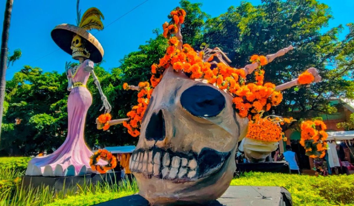 Decoración de Día de Muertos en la Plazuela Machado de Mazatlán, Sin