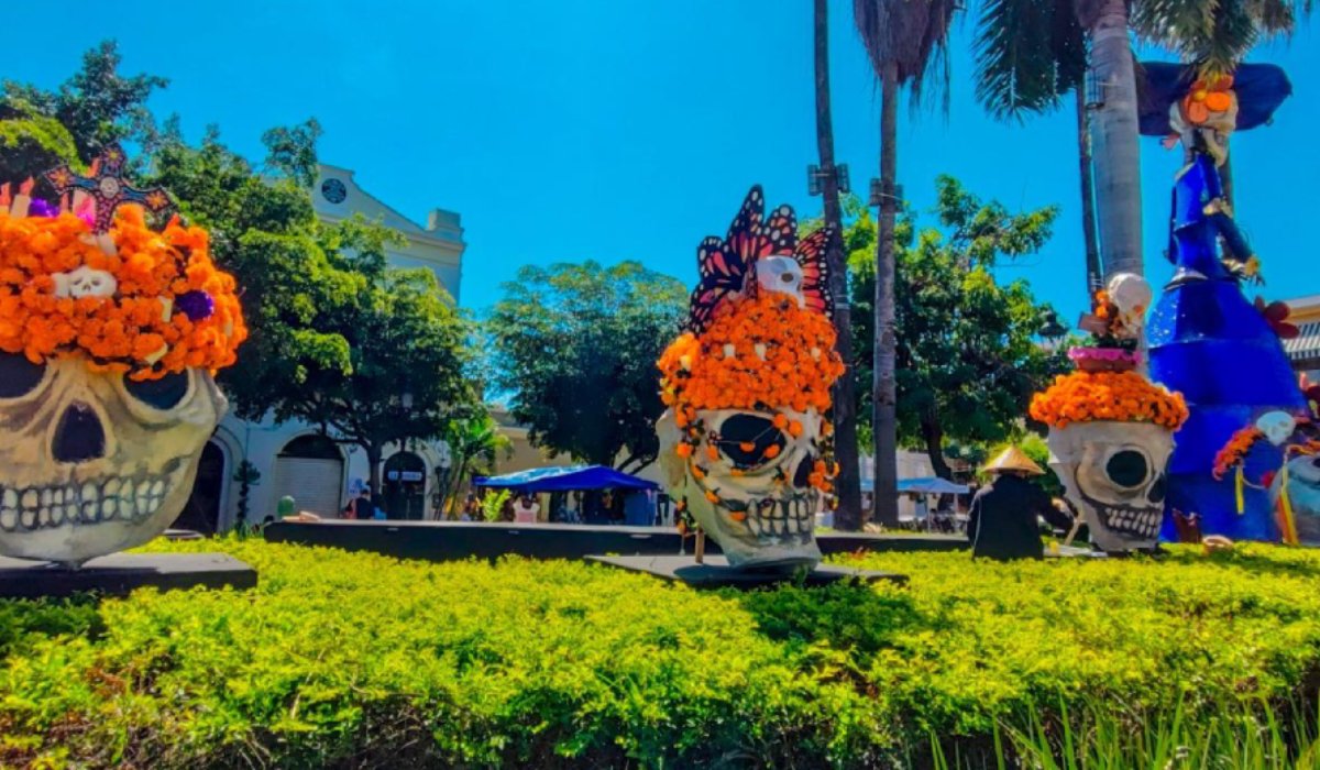Decoración de Día de Muertos en la Plazuela Machado de Mazatlán, Sin