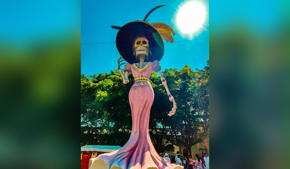 Decoración de Día de Muertos en la Plazuela Machado de Mazatlán, Sin