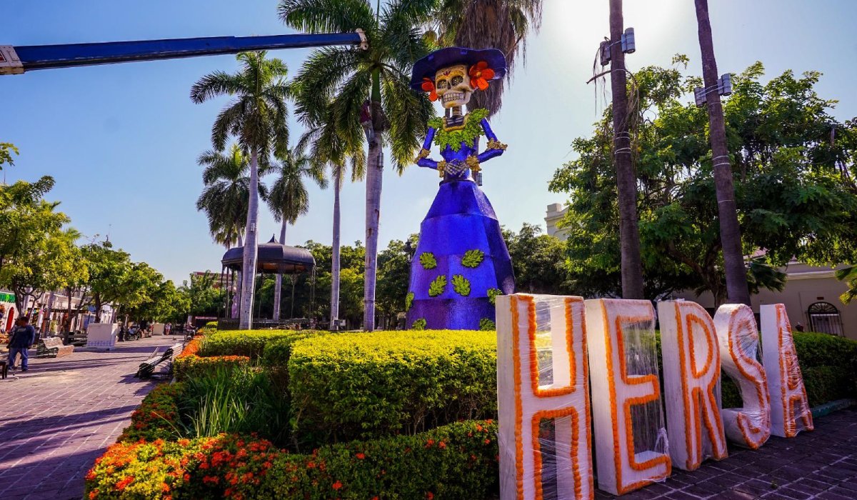 Decoración de Día de Muertos en la Plazuela Machado de Mazatlán, Sin