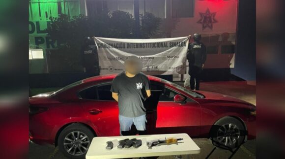 Detienen a hombre con un AK-47 y 120 cartuchos en un retén, en Culiacán