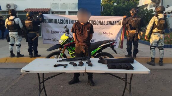 Intenta huir a pie y lo detienen con un AK-47 en la Loma de Rodriguera, Culiacán, Sinaloa