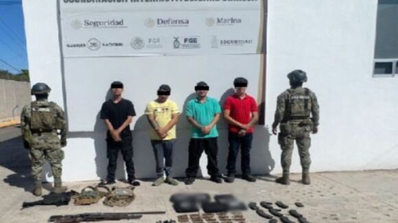Cuatro hombres fueron detenidos con armas, chalecos y radios de comunicación en La Estancia I, Culiacán, Sinaloa