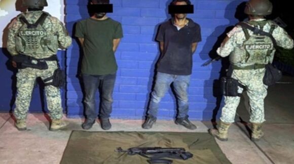 ¡Intentaban huir! Militares aseguran a 2 hombres con arma larga en Culiacán, Sinaloa