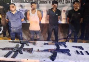 Detienen a cuatro hombres con armas y motocicletas en Aguaruto, Culiacán
