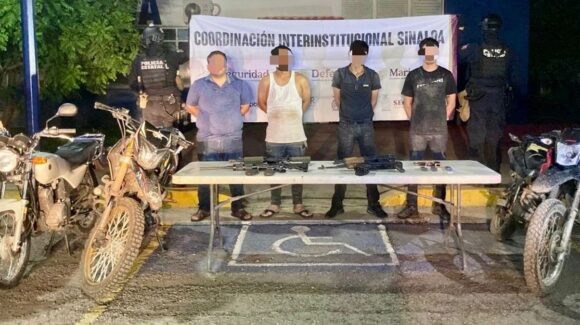 Tras persecución, detienen a cuatro hombres con fusiles AK-47 en Aguaruto, Culiacán