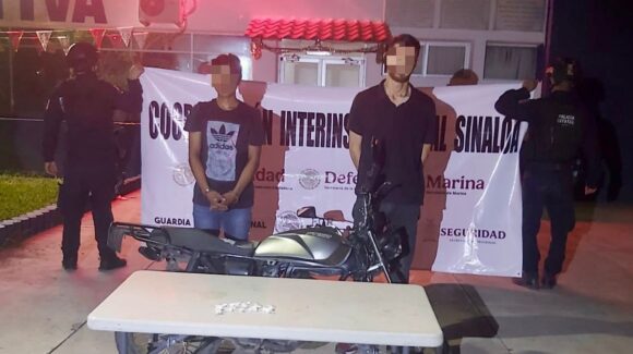 Circulaban a exceso de velocidad; detienen a dos hombres, aseguran moto y droga, en Culiacán, Sinaloa