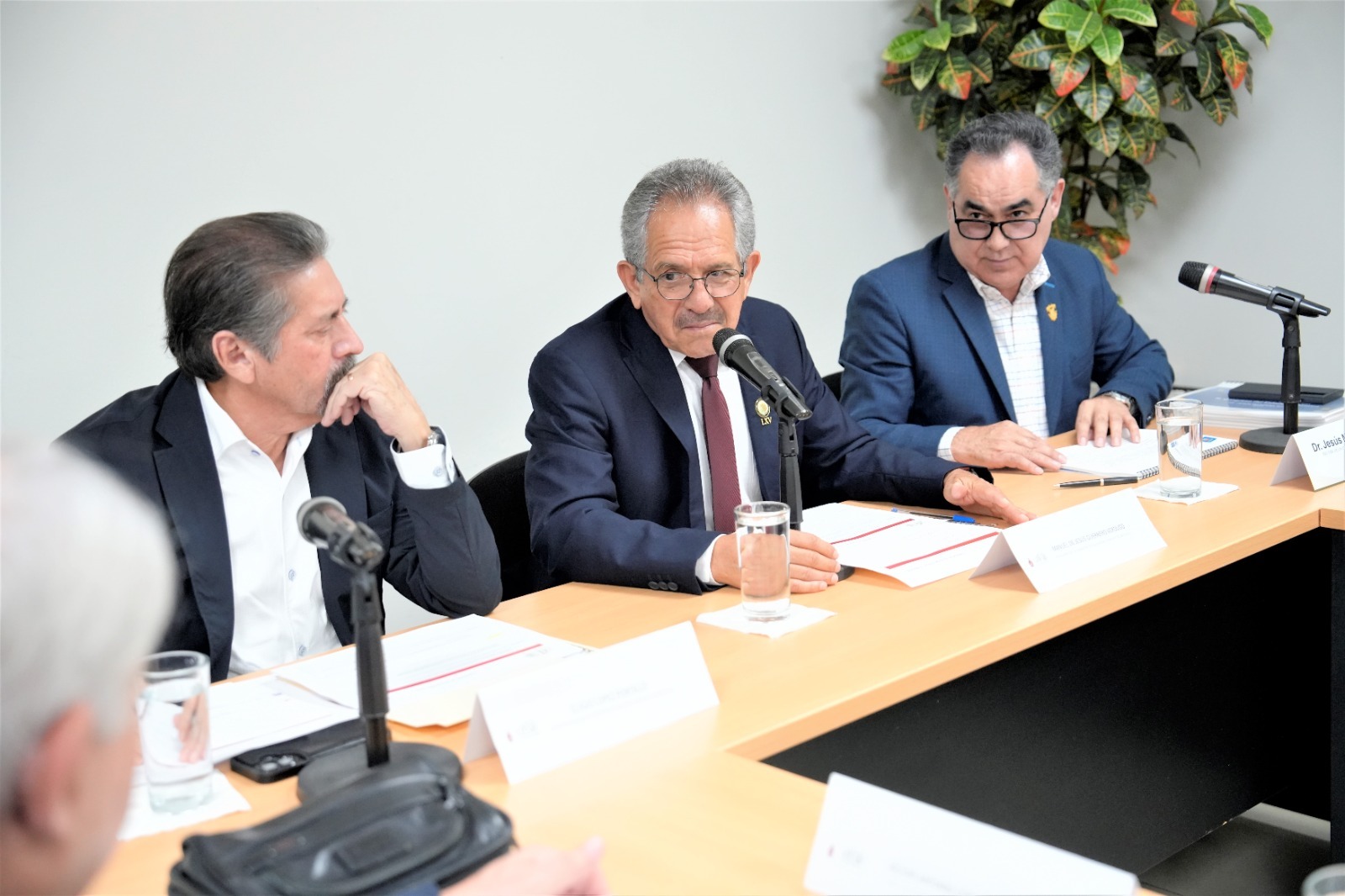 Socializa rector reingieneria a la UAS con diputados