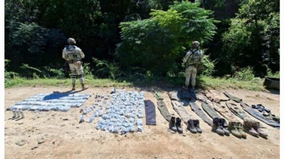 Militares decomisan campamento con material para explosivos, drones y sustancias en Badiraguato, Sinaloa