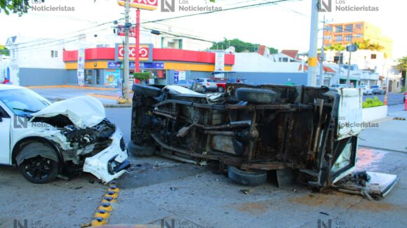 Aparatoso accidente deja dos heridos en el fraccionamiento Palos Prietos de Mazatlán, Sinaloa