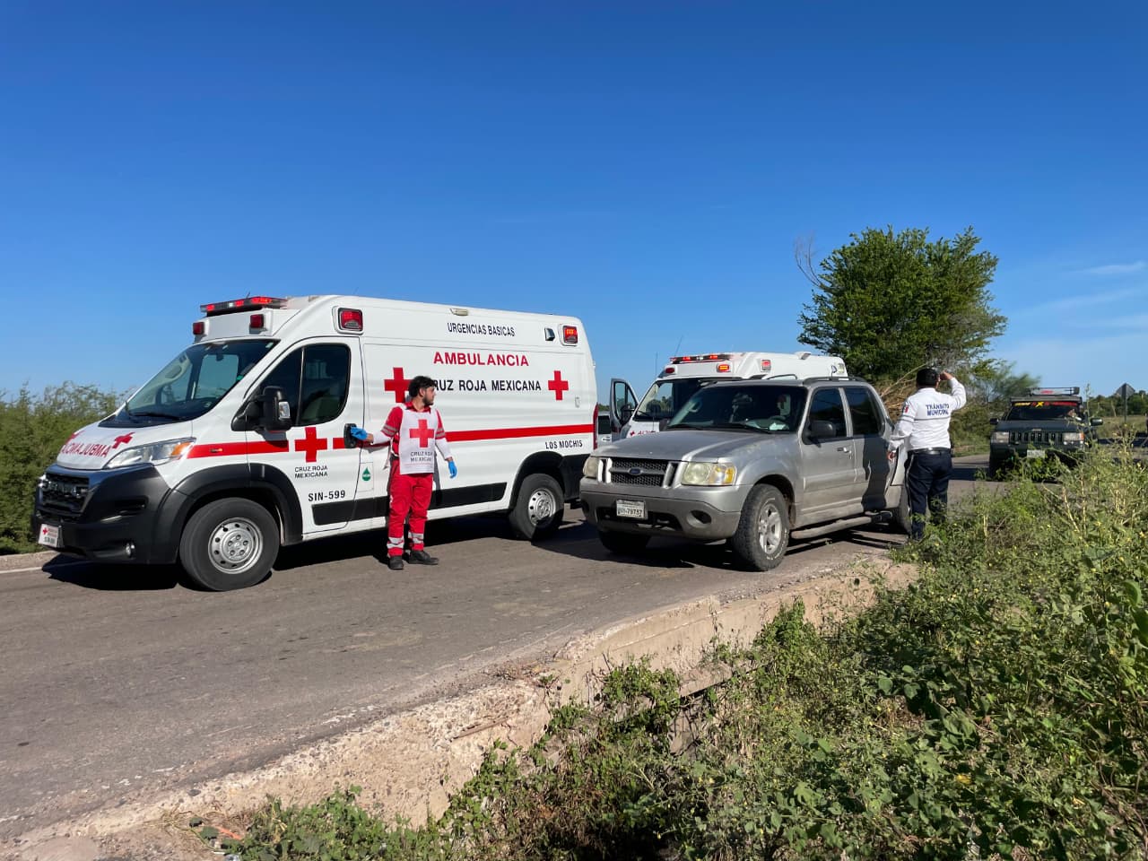 Dos jóvenes lesionados en choque entre moto y camioneta en Ahome