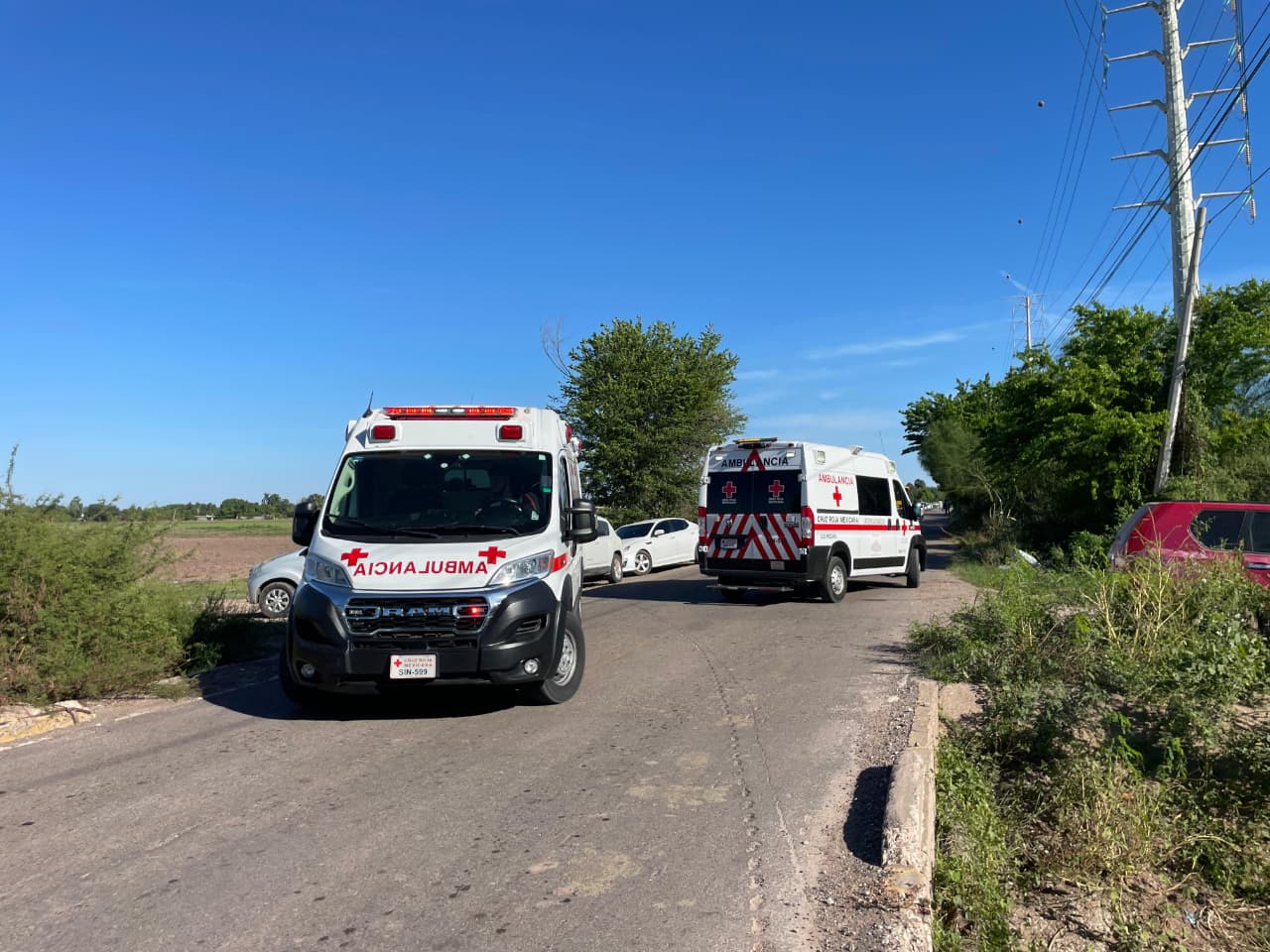 Dos jóvenes lesionados en choque entre moto y camioneta en Ahome