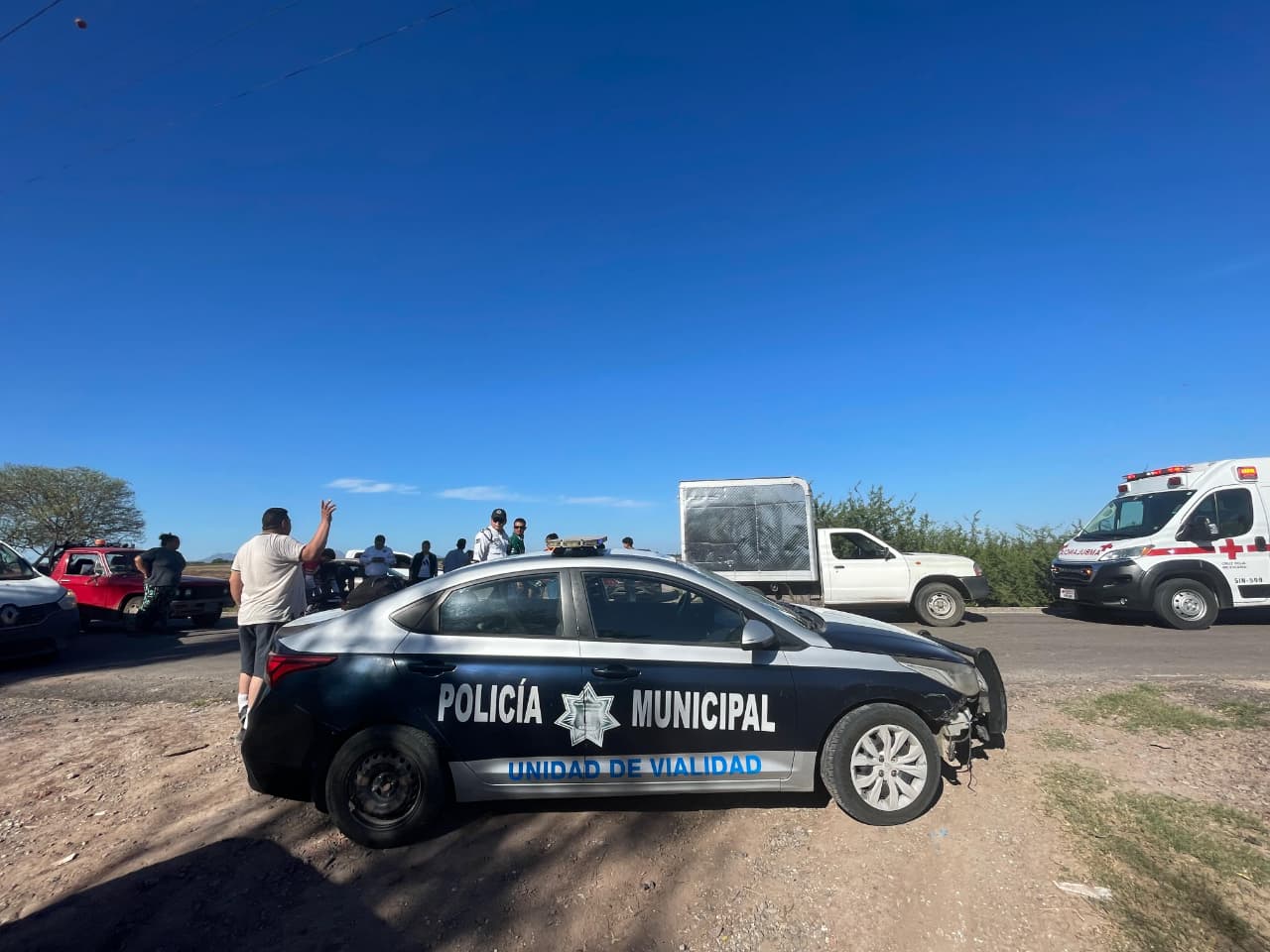 Dos jóvenes lesionados en choque entre moto y camioneta en Ahome