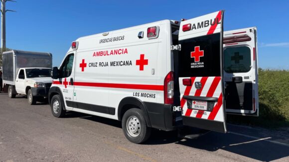 Choque entre moto y camioneta deja dos jóvenes lesionados en el Plan de Ayala, Ahome, Sinaloa