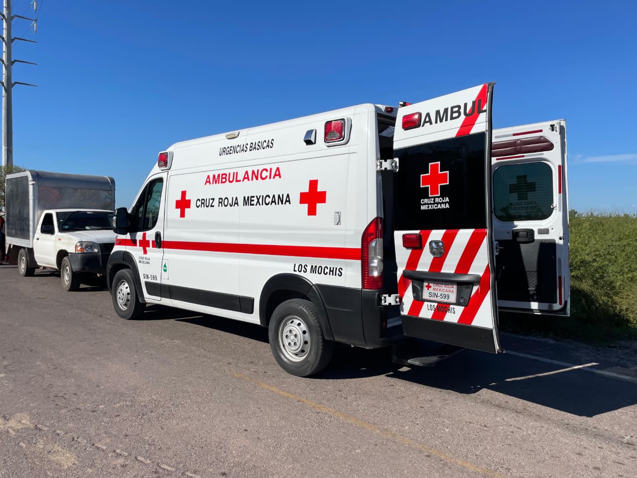 Dos jóvenes lesionados en choque entre moto y camioneta en Ahome