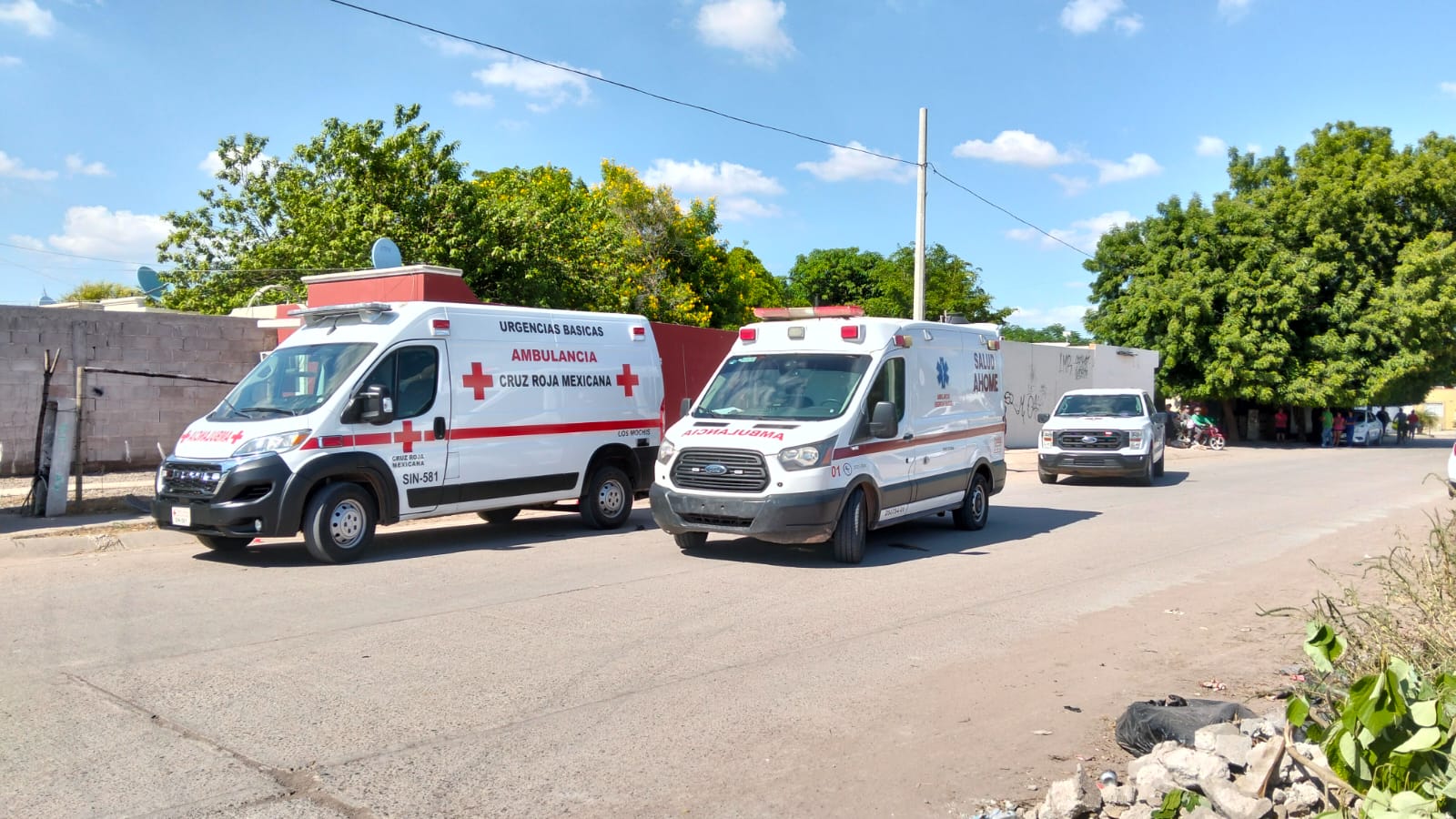 Paramédicos de Summa y Cruz Roja atienden a los heridos en el choque