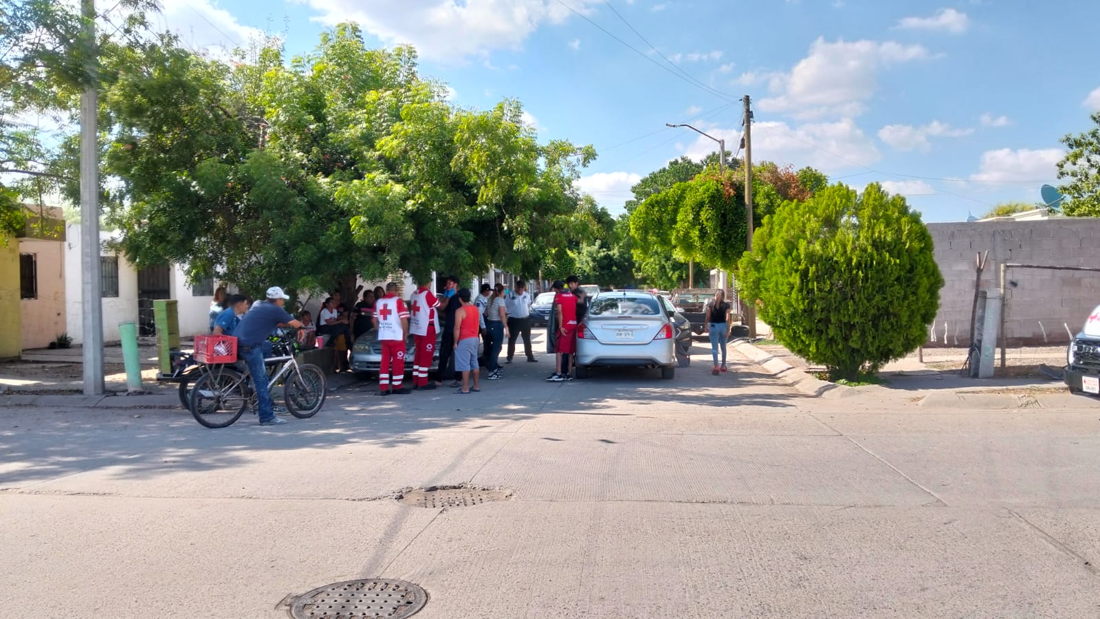 Paramédicos de Summa y Cruz Roja atienden a los heridos en el choque