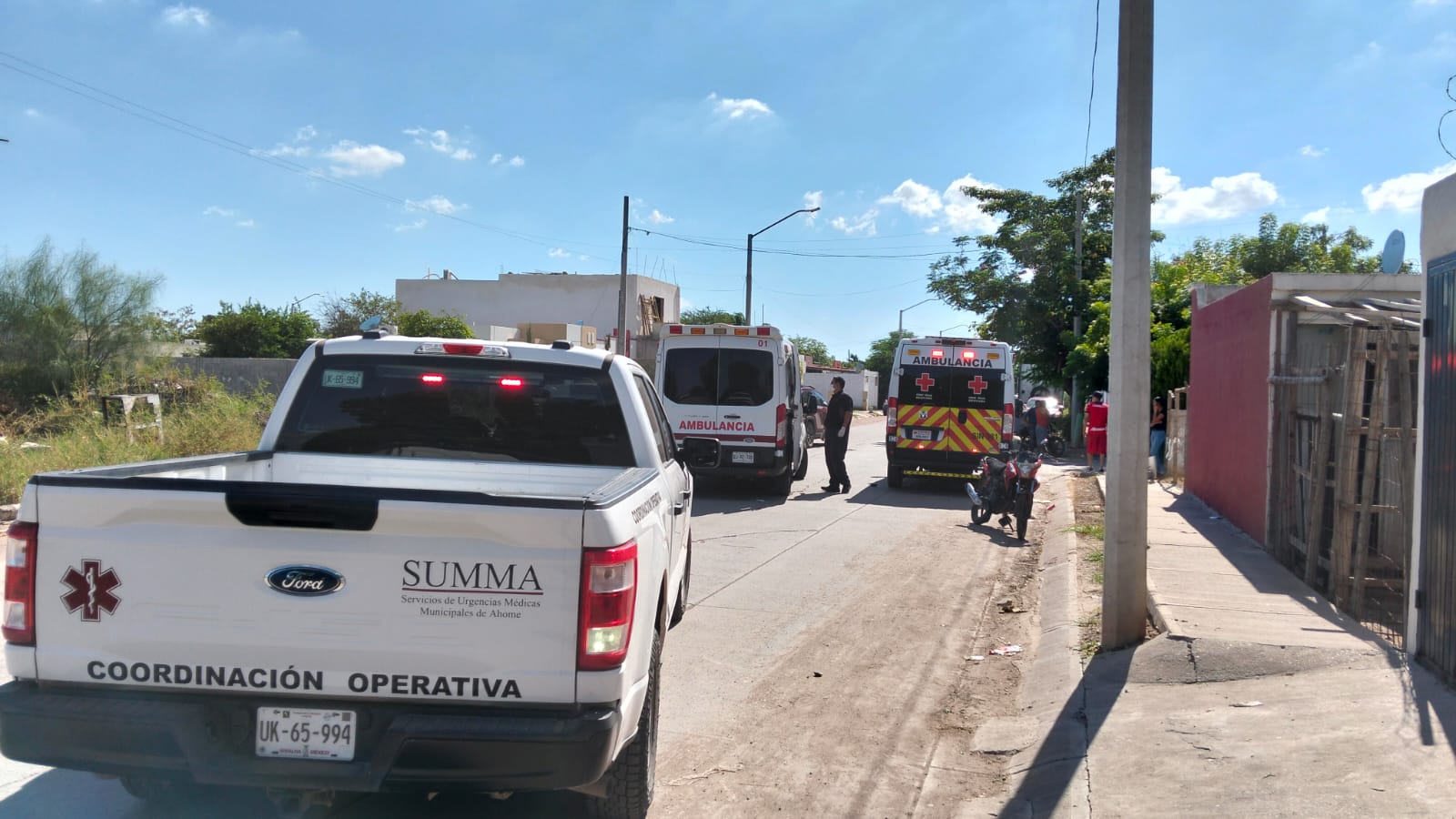 Paramédicos de Summa y Cruz Roja atienden a los heridos en el choque