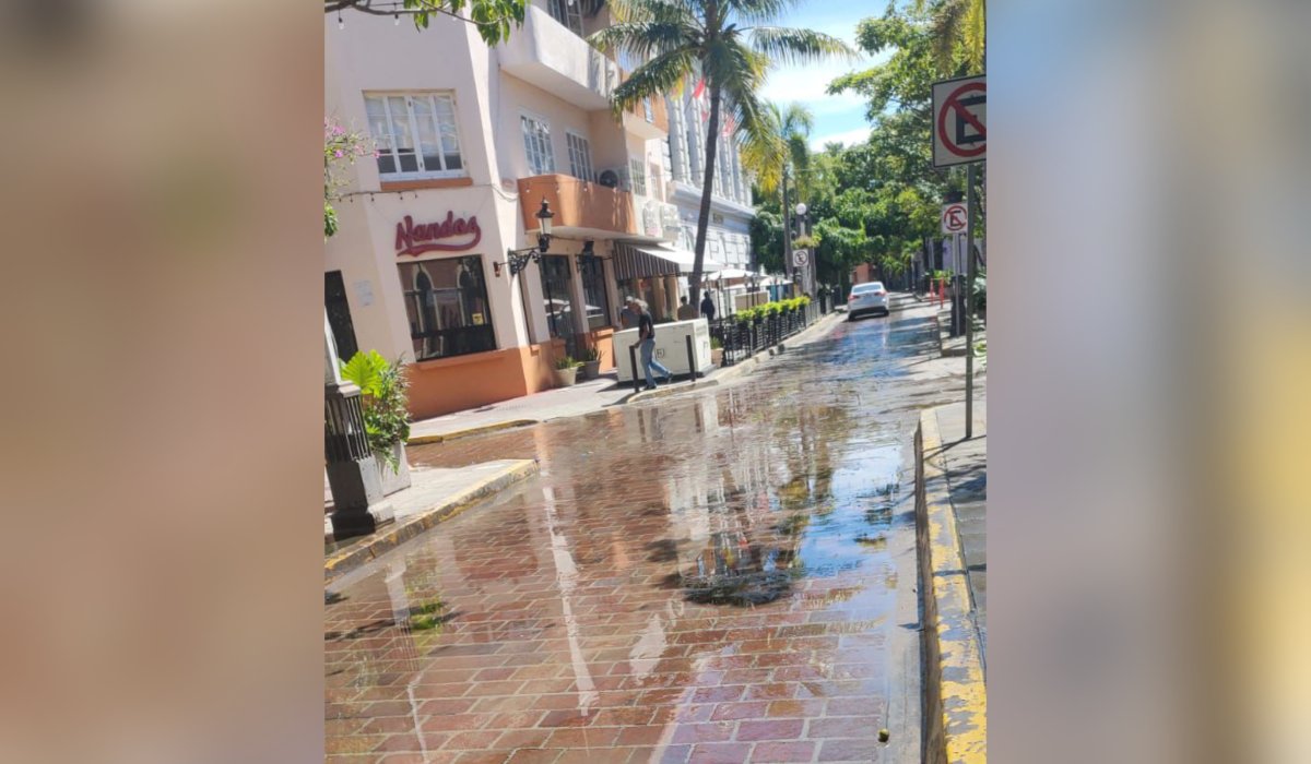 Drenaje colapsado en calle de Mazatlán, Sinaloa