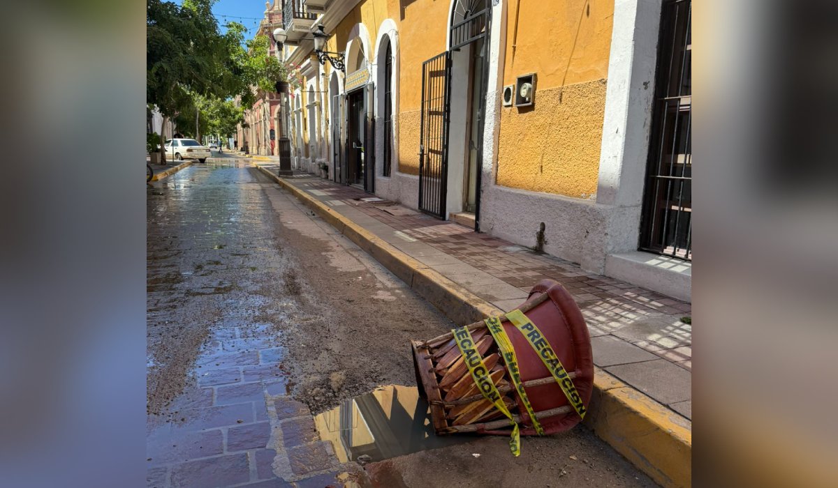 Drenaje colapsado en calle de Mazatlán, Sinaloa