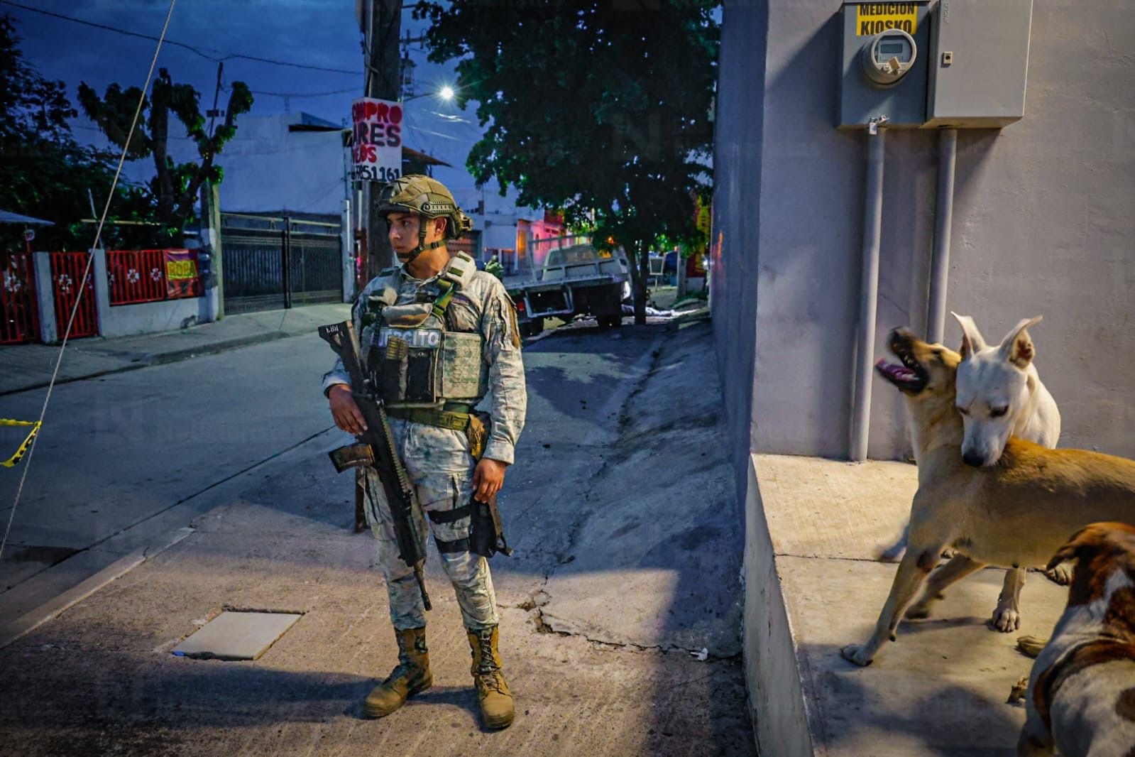 Soldado en sitio de ejecutado en la Amistad de Culiacán