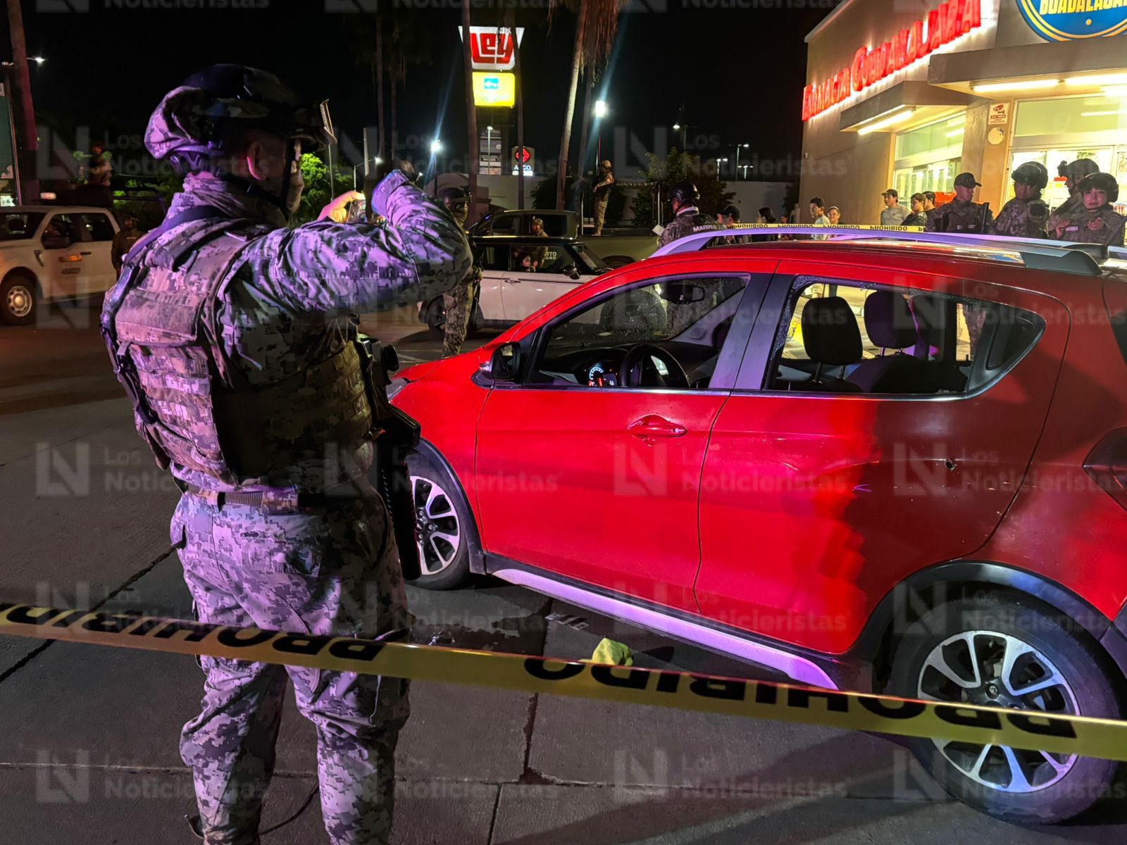 Elemento de la Marina cuida el lugar donde un hombre fue asesinado en Culiacán