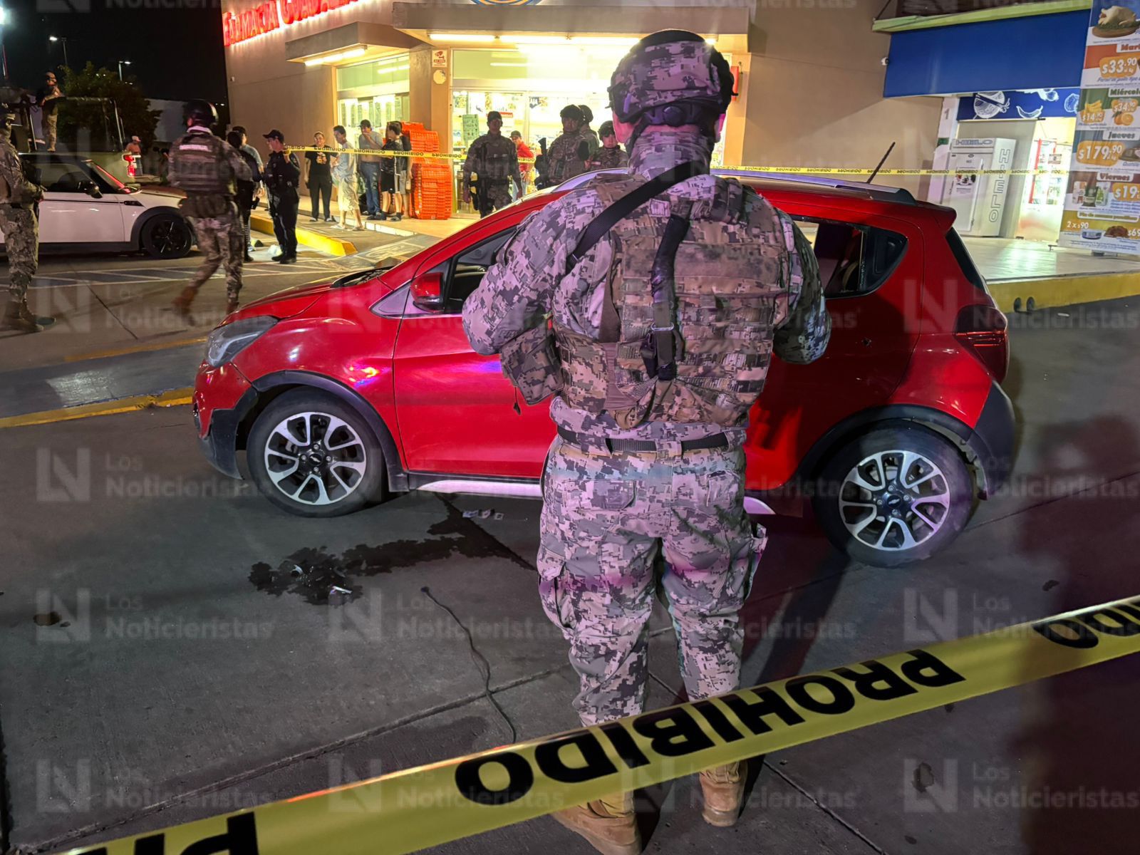 Elemento de la Marina cuida el lugar donde un hombre fue asesinado en Culiacán