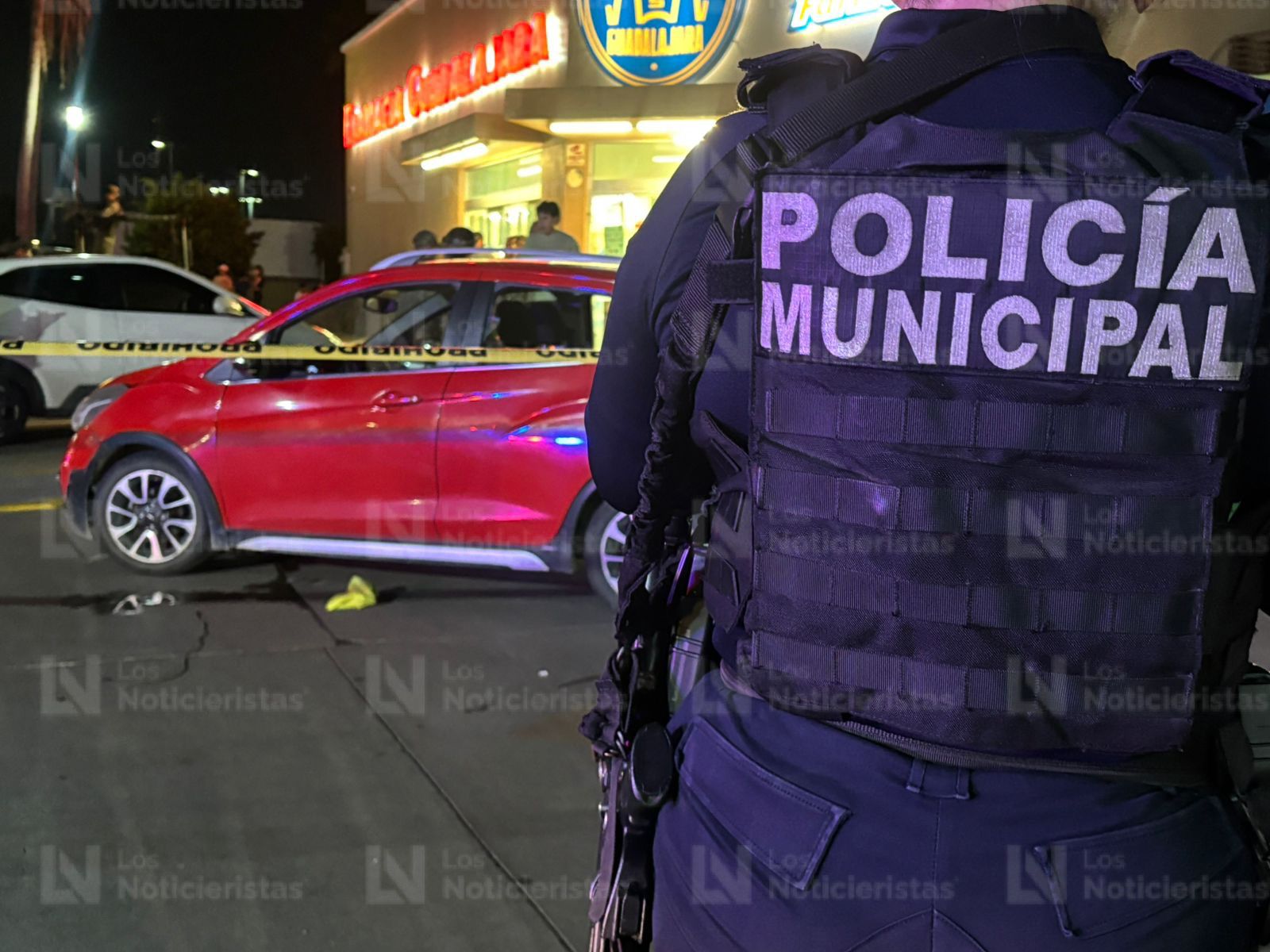 Policía Municipal en el lugar donde un hombre fue asesinado a balazos