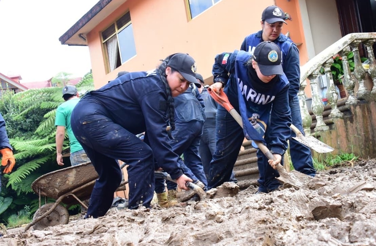 Mujeres elementos de la Marina, limpiando los escombros de las lluvias