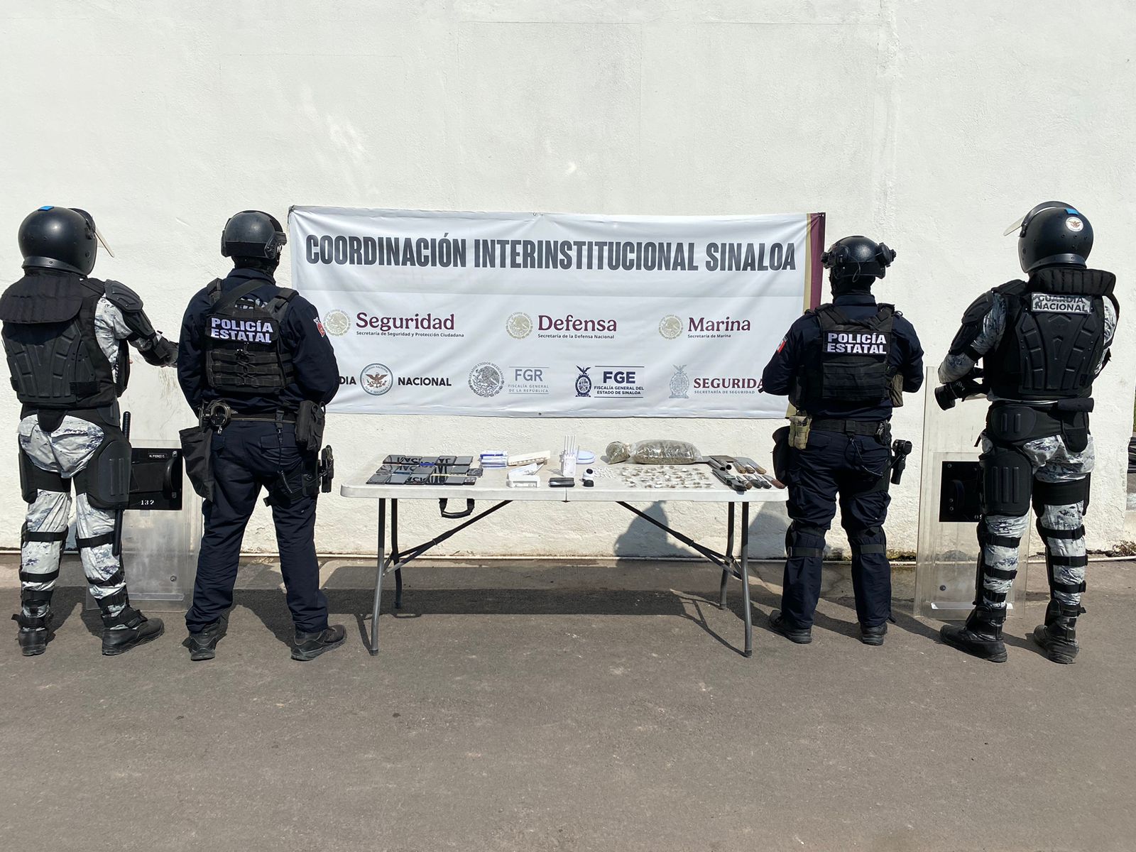 elementos de la Policía Estatal y Guardia Nacional presentan decomiso del penal de Aguaruto en Culiacán