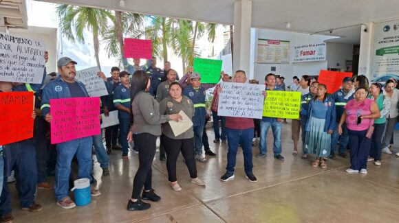Empleados del Ayuntamiento de Salvador Alvarado, Sinaloa, se manifiestan exigiendo pagos atrasados que superan los 3 mdp